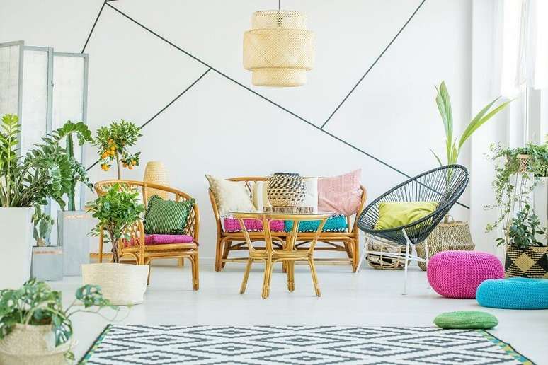 1. Decoração clean para sala com almofadas coloridas e vasos de plantas – Foto: Habitissimo