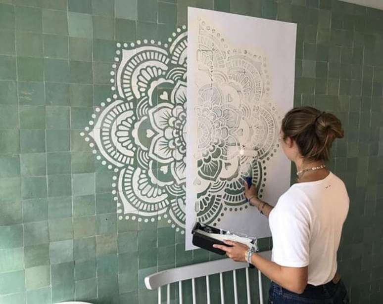 22. Stencil grande para parede verde e branco – Por: Pinterest