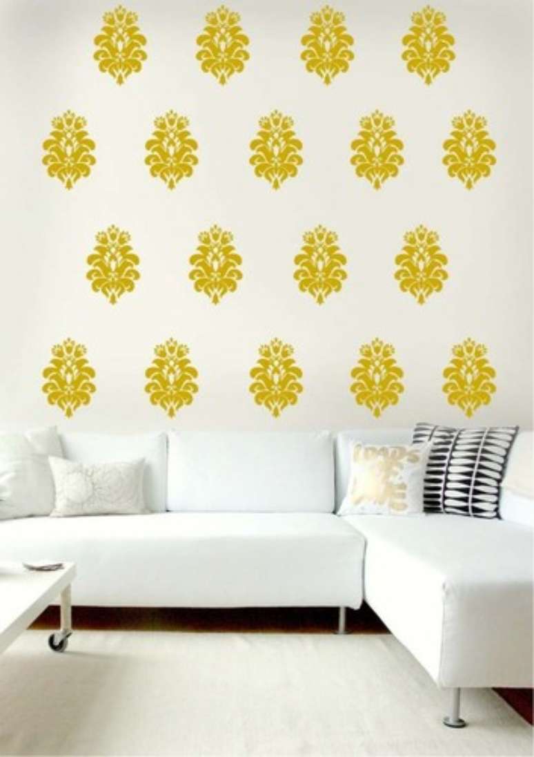 25. Stencil para parede amarelo na sala neutra – Por: Indiamart