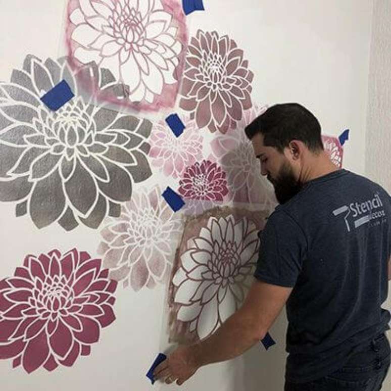 34. Stencil para parede cor de rosa com cinza – Por: Pinterest