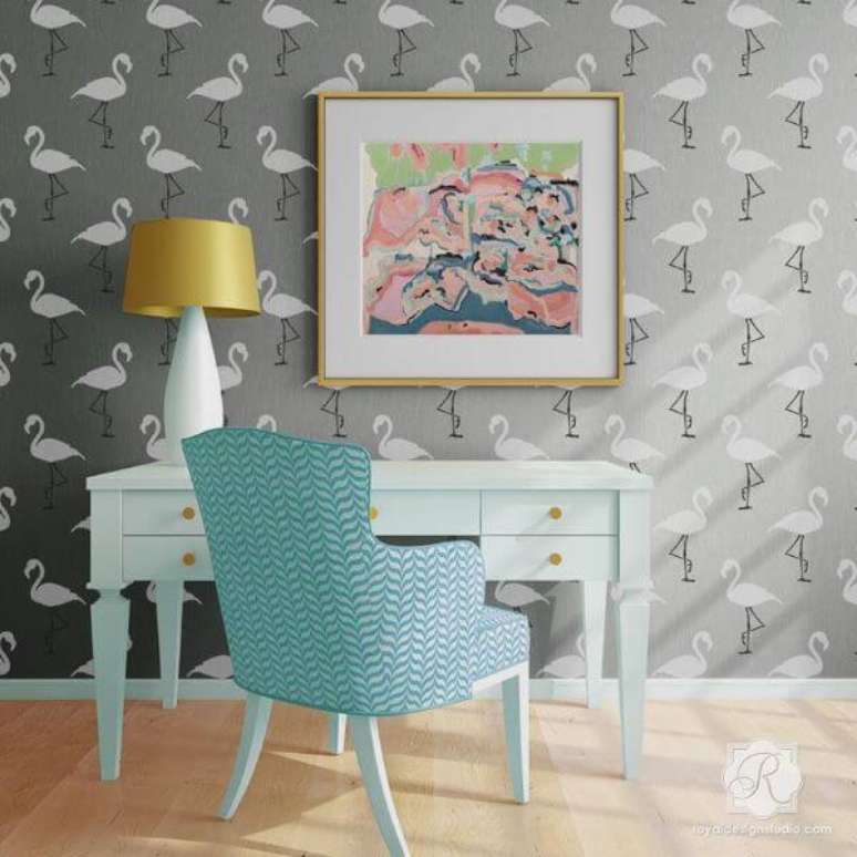 35. Stencil para parede de flamingo – Por: Royal Design Studio