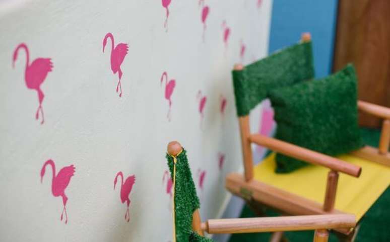 36. Stencil para parede de flamingos cor de rosa – Por: Pinterest