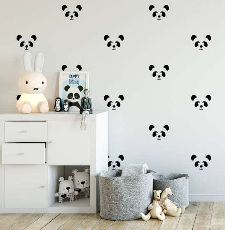 37. Stencil para parede em formato de panda – Por: Pinterest
