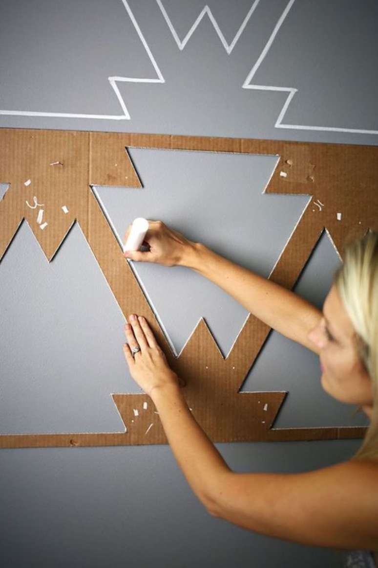 38. O stencil para parede grande pode ser feito de papelão – Por: Pinterest