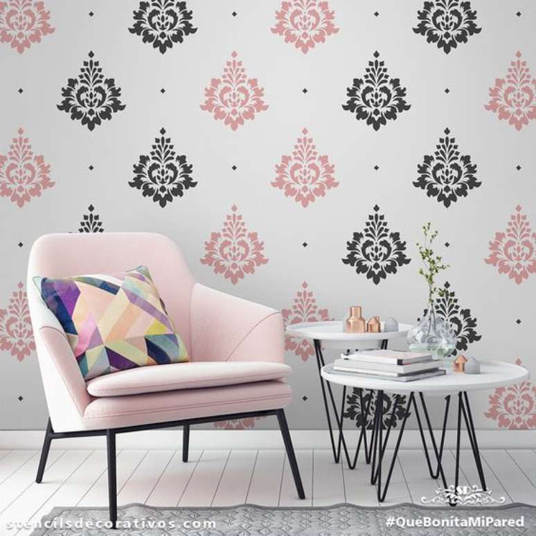 39. Stencil para parede com duas cores com poltrona cor de rosa – Por: Stencils Decorativos