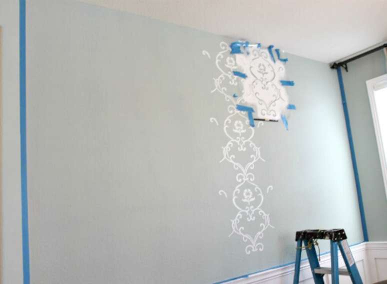 4. Stencil para parede com detalhes em branco – Por: Pinterest