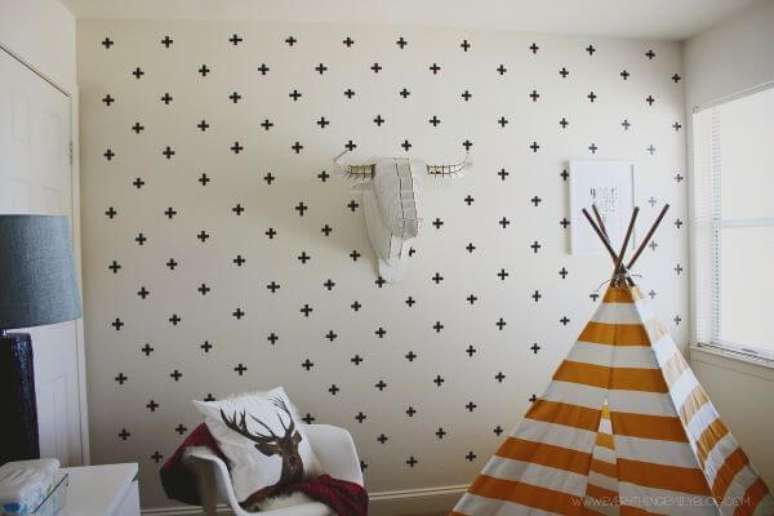 3. O quarto infantil também fica lindo com o stencil para parede – Por: Santana Ferro e Alo