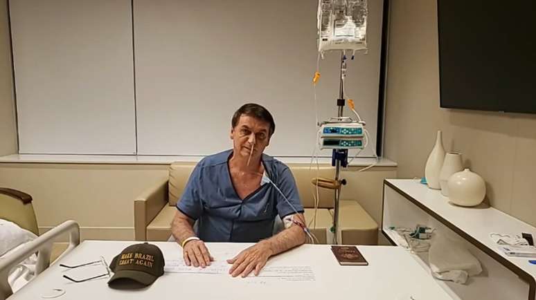 O presidente Bolsonaro em live feita do quarto do hospital