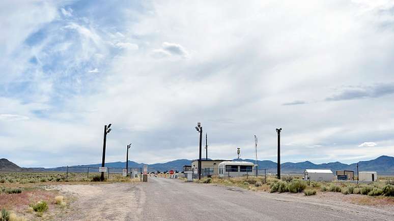 Um dos portões da Área 51, instalação militar ultrassecreta da Força Aérea americana no condado de Lincoln, em Nevada