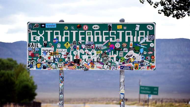 Placa de tr&acirc;nsito da 'Estrada para Extraterrestres', coberta com adesivos, na Rota 375