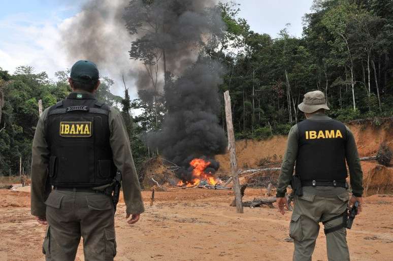 Agentes do Ibama destroem equipamentos apreendidos em operação contra o desmatamento ilegal na Amazônia