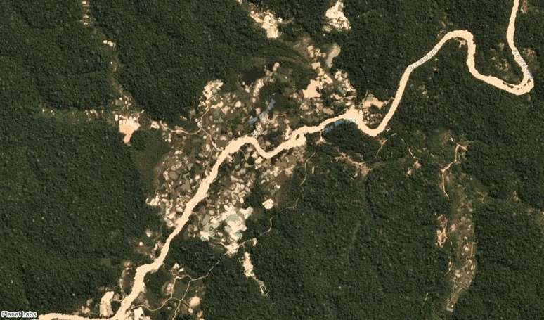 &Aacute;reas desmatadas por garimpeiros nas margens do rio Marup&aacute;, em Jacareanga (PA)