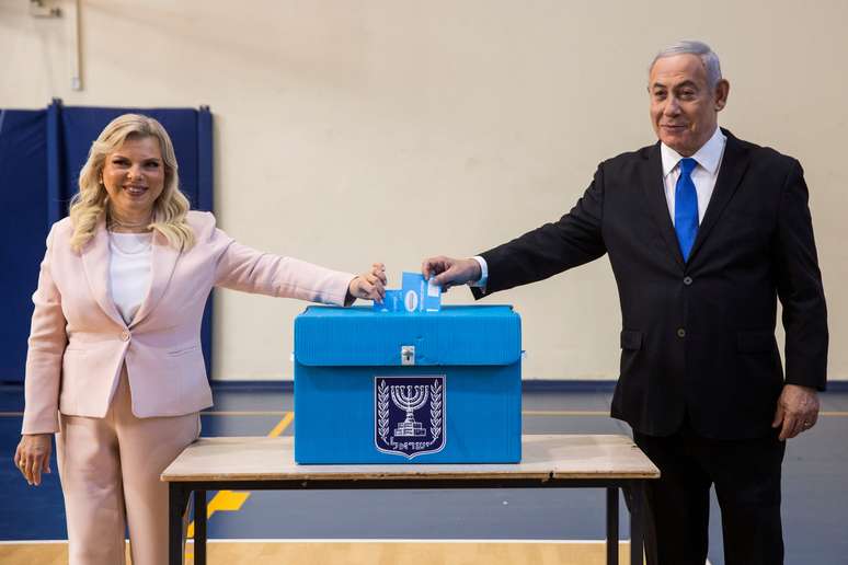 Premiê de Israel, Benjamin Netanyahu, e a esposa, Sara, depositam seus votos em urna da eleição parlamentar de Israel, em Jerusalém
17/09/2019
Heidi Levine/Pool via REUTERS