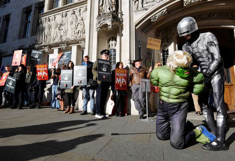 Protesto em frente &agrave; Suprema Corte do Reino Unido contra decis&atilde;o do premi&ecirc; Boris Johnson de suspender o Parlamento
17/09/2019
REUTERS/Toby Melville