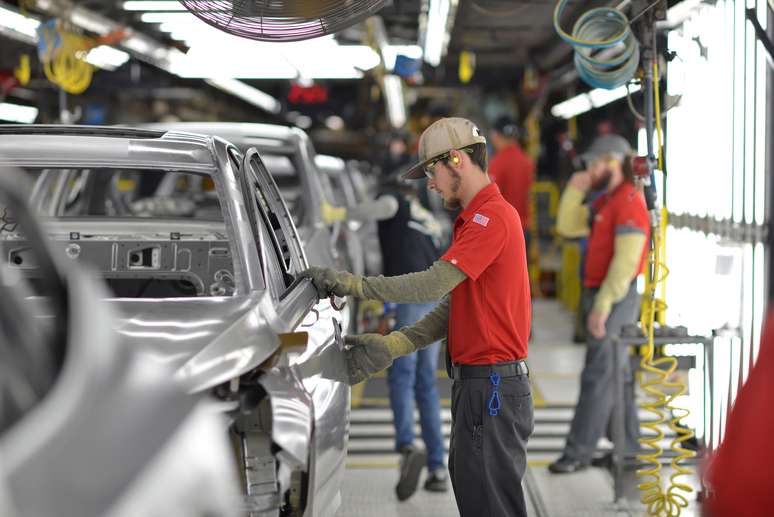 Trabalhador em fábrica no Tennessee, nos Estados Unidos 
22/02/2018
REUTERS/William DeShazer