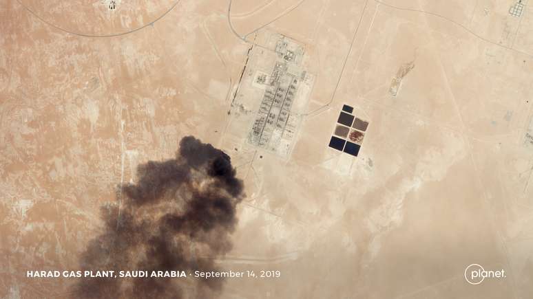 Imagem de satélite mostra um aparente ataque de drone a instalação de petróleo da Aramco em Harad. 
Planet Labs Inc/via REUTERS
14/09/2019