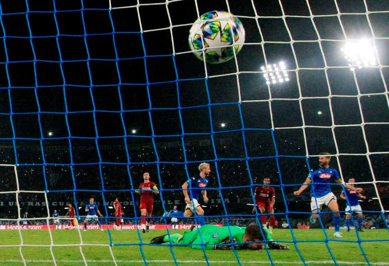 Dries Mertens comemora após marcar o primeiro gol do Napoli na vitória sobre o Liverpool, na primeira rodada do grupo E da Copa dos Campeões da Europa, na Itália. 17/9/2019  REUTERS/Ciro De Luca 