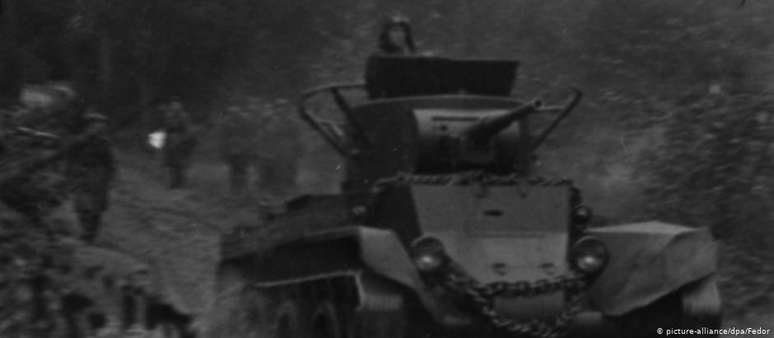 Tanques soviéticos atravessam a fronteira polonesa em 1939