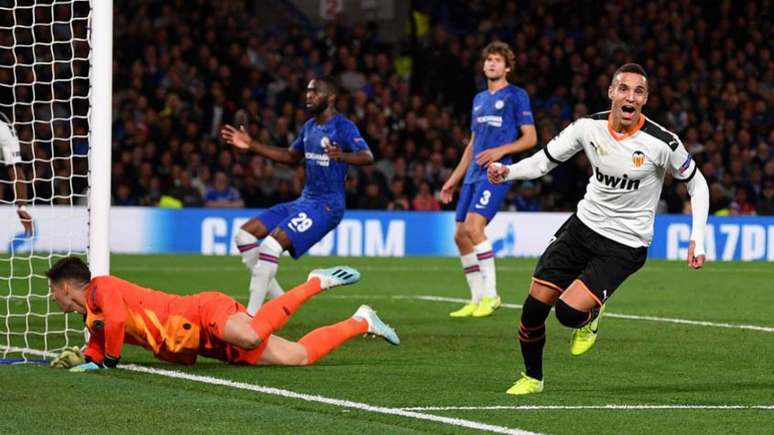 Rodrigo marca o gol da vitória do Valencia em Stamford Bridge. (Foto: AFP)
