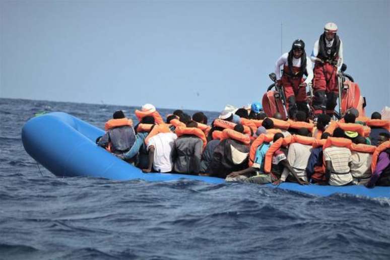 MSF e SOS Méditerranée resgatam migrantes no Mediterrâneo