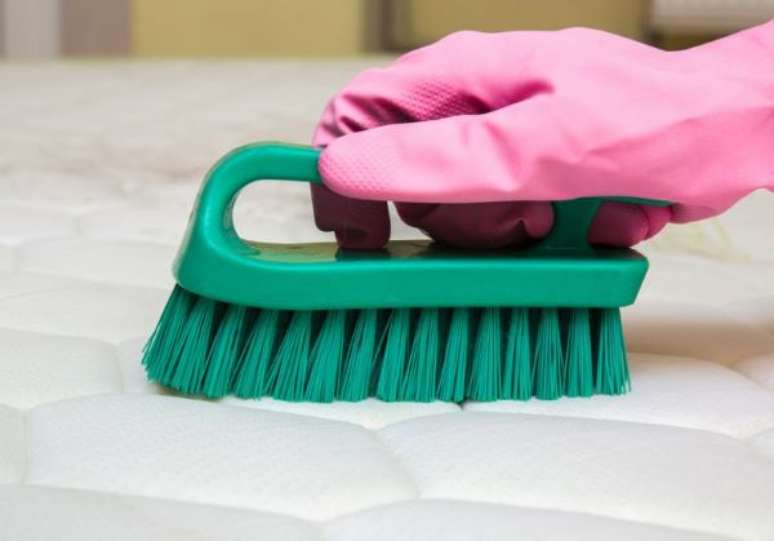 4. Como limpar colchão encardido: use a escovinha macia para aprende como limpar colchão com mais precisão- Por: Pinterest