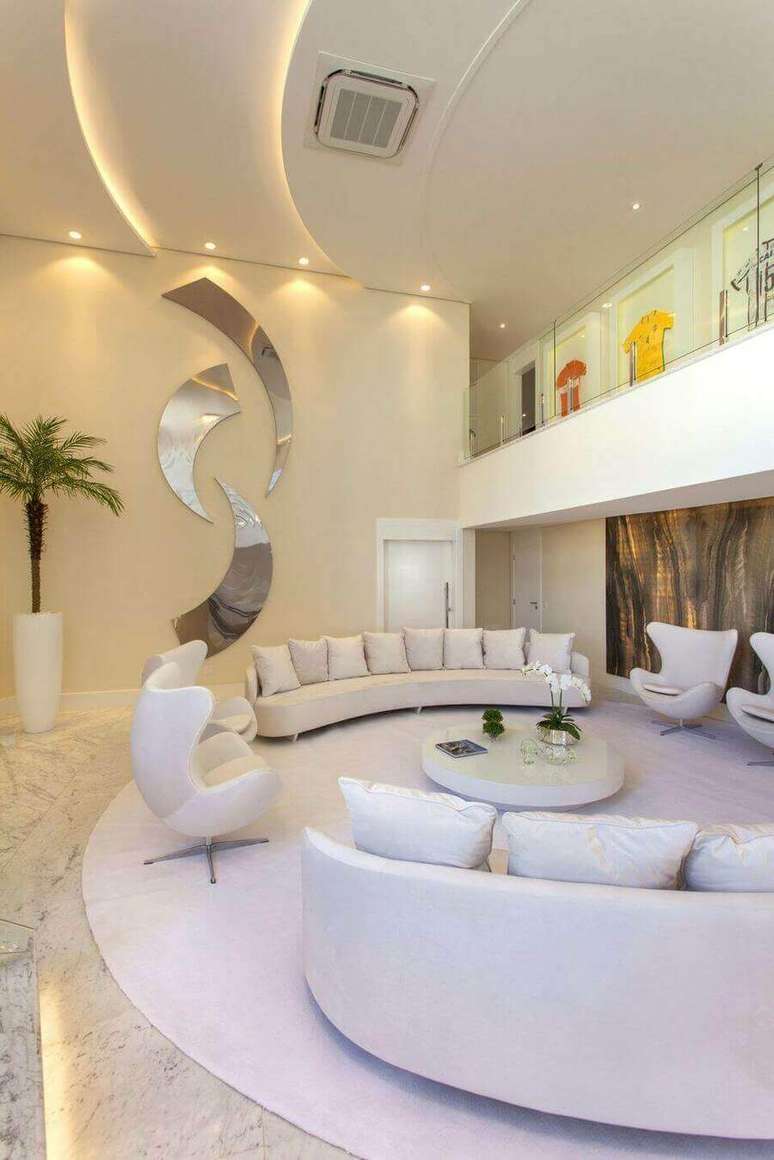 38. Esta sala associa o sofá de luxo a poltronas. Projeto de Iara Kilaris
