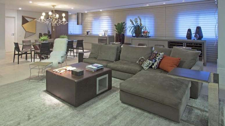 15. Pode ser interessante associar o sofá de luxo a puffs de mesma tonalidade. Projeto de Jayme Bernardo Arquitetura e Design