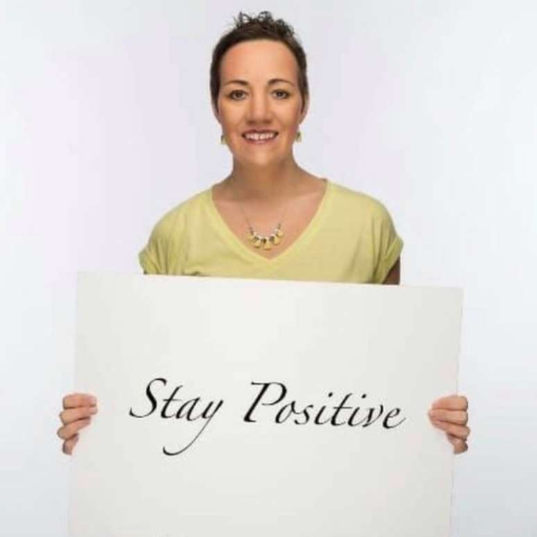 A mensagem de Suzanne é: 'Pense positivo', apesar dos problemas