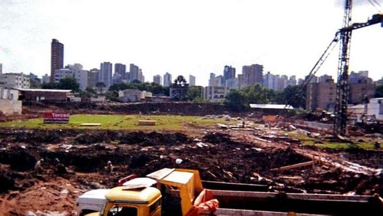 Arena da Baixada durante as obras de reforma, em 1997