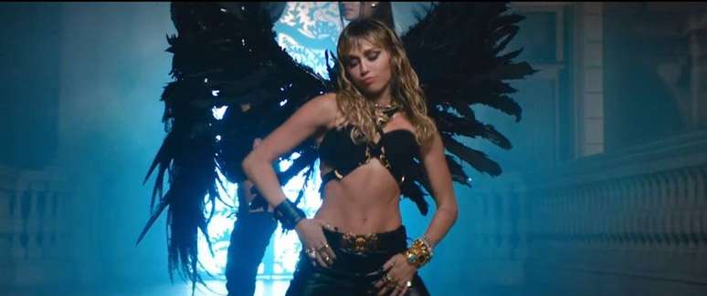Miley Cyrus no clipe de 'Don't Call Me Angel'.