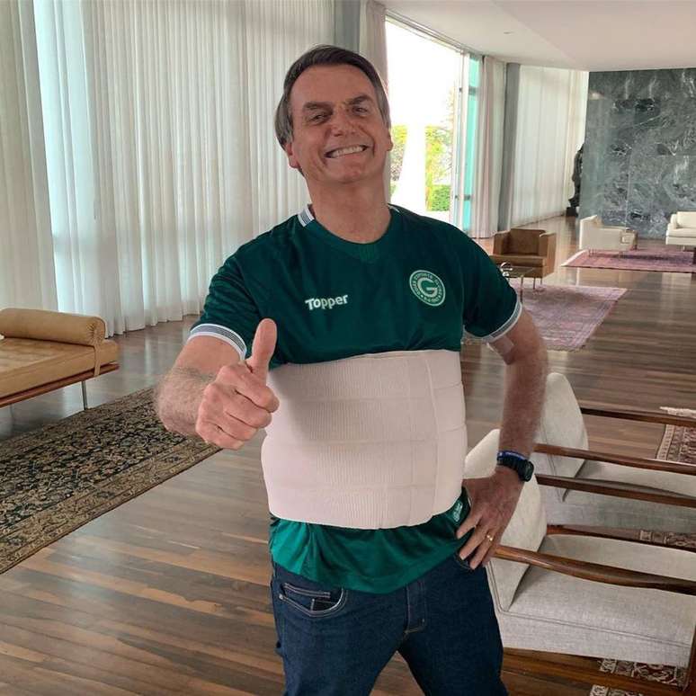 O presidente Jair Bolsonaro, com a camisa do time Goiás no Palácio do Alvorada