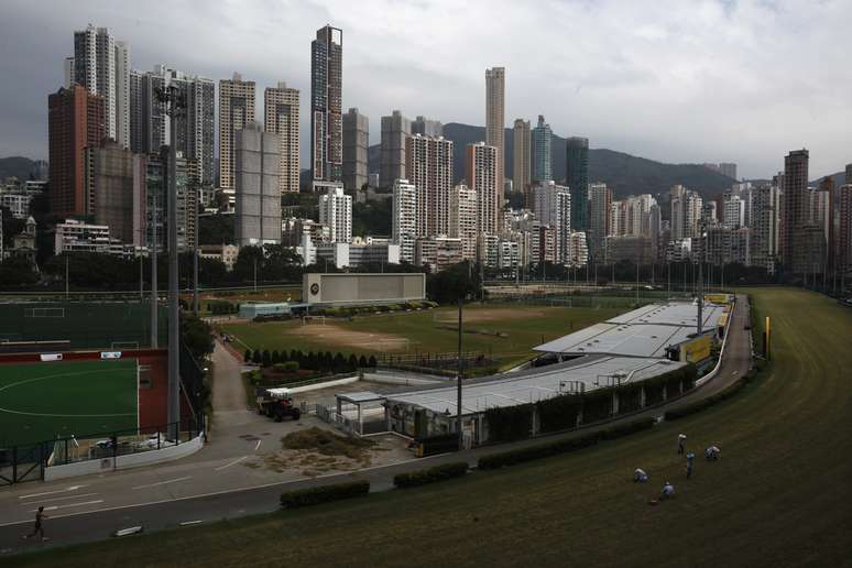 Prédios residenciais de luxo atrás de pista de corrida de cavalos Happy Valley, em Hong Kong
26/10/2012
REUTERS/Bobby Yip