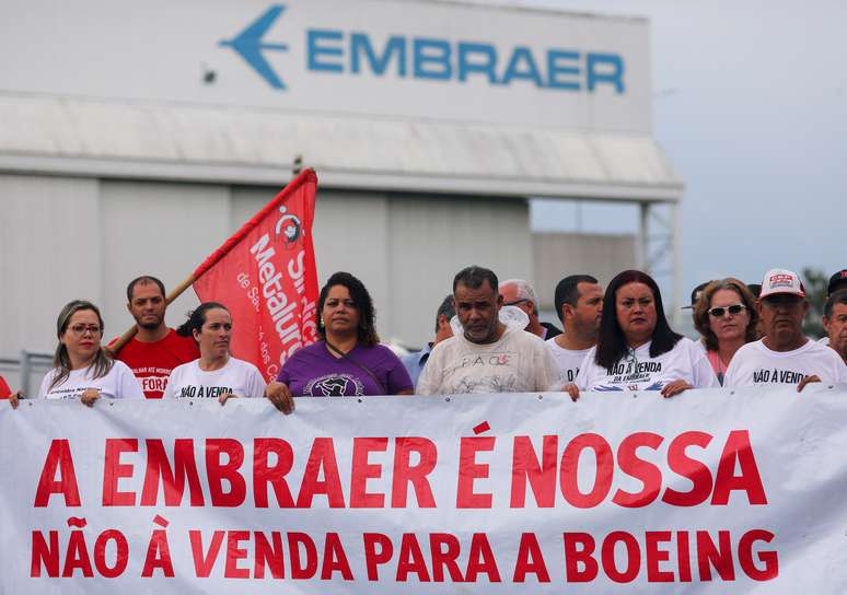 Funcionários da Embraer em São José dos Campos protestam em fevereiro contra venda de parte da empresa para Boeing. Nesta quarta-feira, trabalhadores da unidade aprovaram decretação de estado de greve em meio a discussões salariais.
REUTERS/Roosevelt Cassio