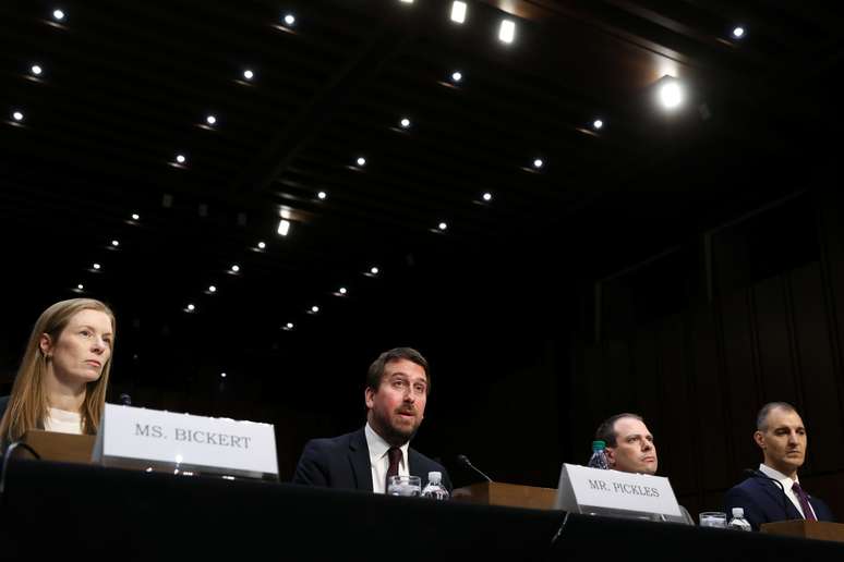 Monika Bickert (Facebook), Nick Pickles (Twitter) e Derek Slater (Google) durante comissão no Senado dos EUA 
18/09/2019
REUTERS/Jonathan Ernst