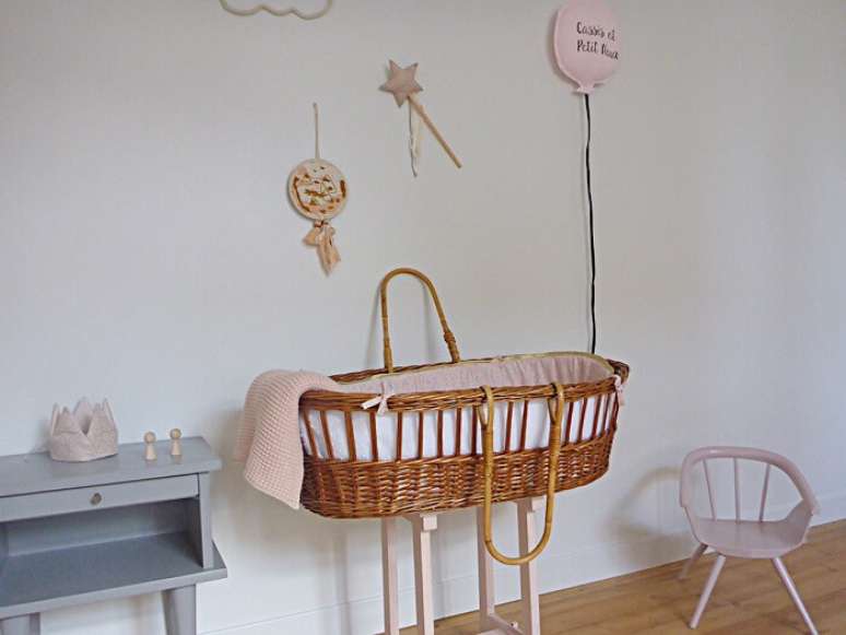 4. Quarto de bebê com berço cesto de vime e decoração delicada. Fonte: Pinterest