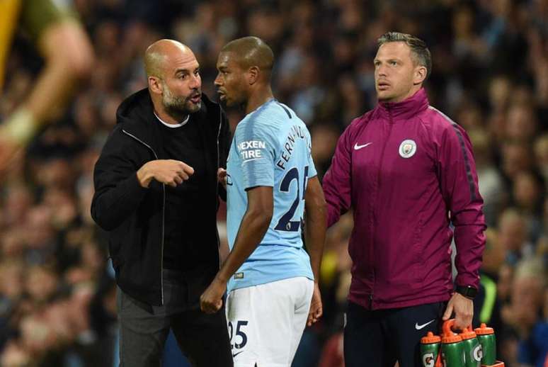 Fernandinho foi improvisado na zaga (Foto: Oli Scarff / AFP)