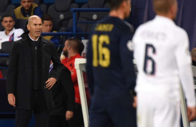 Zidane durante a partida (Foto: AFP)