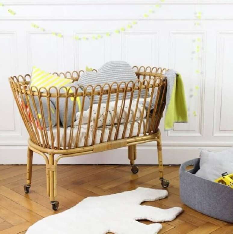 5. Quarto de bebê com berço de vime e almofadas decorativas. Fonte: Pinterest