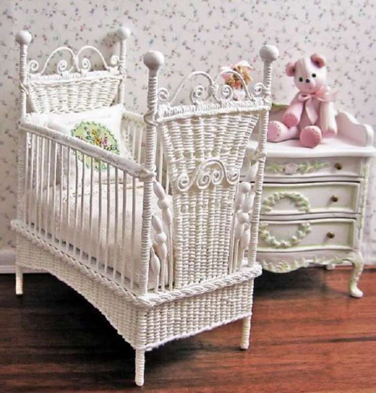 44. Ber&ccedil;o de vime branco traz personalidade ao espa&ccedil;o. Fonte: Pinterest