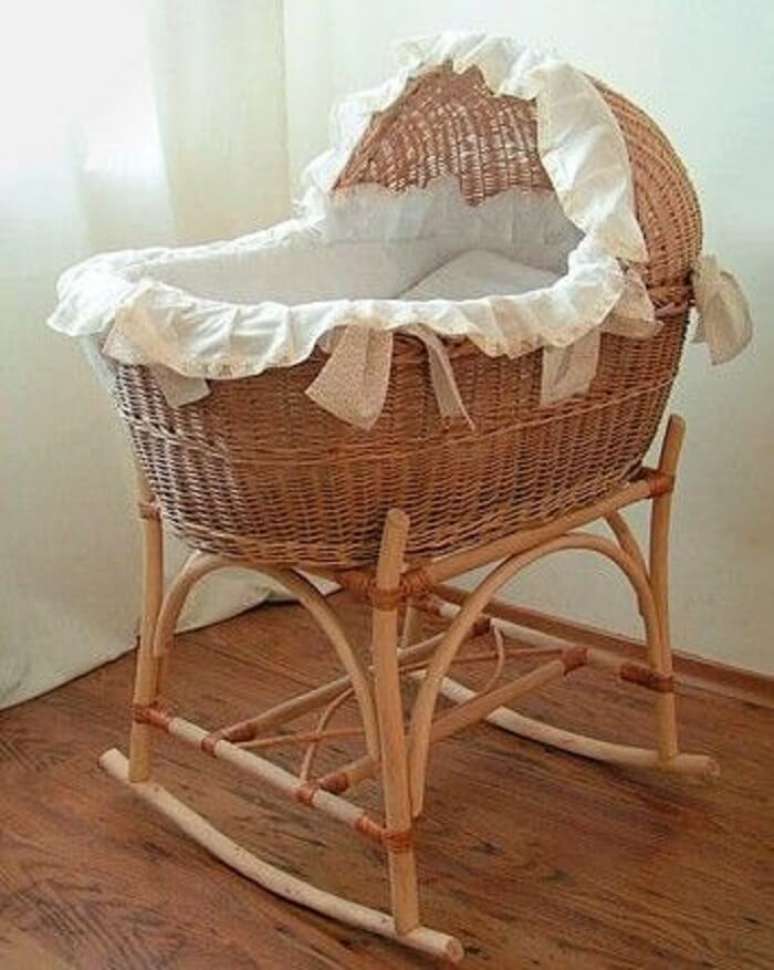 45. Ber&ccedil;o de vime com estrutura para balan&ccedil;ar. Fonte: Pitnerest