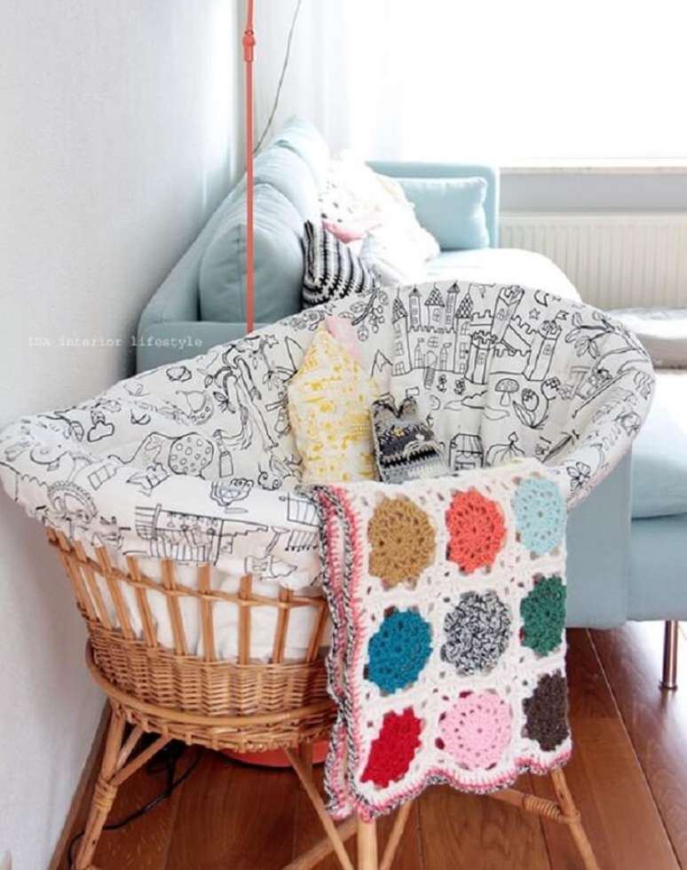 16. Ber&ccedil;o de vime com manta feita de croch&ecirc;. Fonte: Ber&ccedil;os