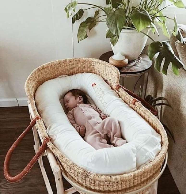 46. Berço de vime com protetor confortável para o bebê. Fonte: Pinterest