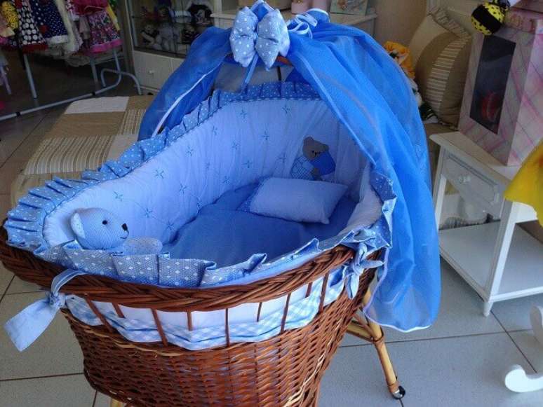 6. Ber&ccedil;o de vime com protetor em tons de azul. Fonte: Elo7