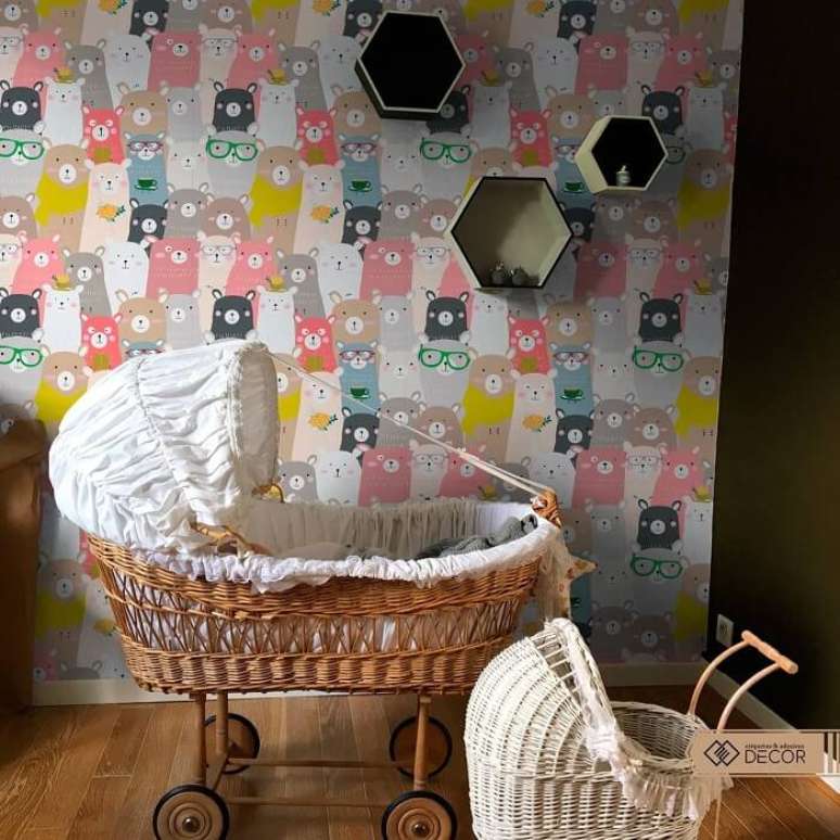 20. Berço de vime e papel de parede ilustrado para quarto de bebê. Fonte: Pinterest