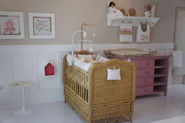 22. Berço de vime encanta a decoração do quarto de bebê. Fonte: Berços