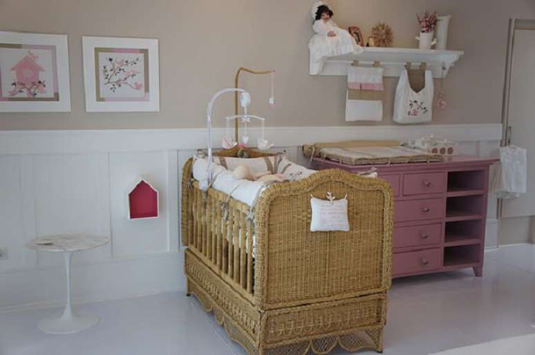 22. Ber&ccedil;o de vime encanta a decora&ccedil;&atilde;o do quarto de beb&ecirc;. Fonte: Ber&ccedil;os