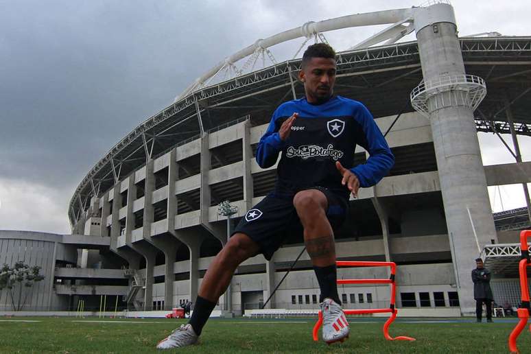 Biro Biro não chegou a entrar em campo pelo Botafogo (Foto: Vitor Silva/Botafogo)