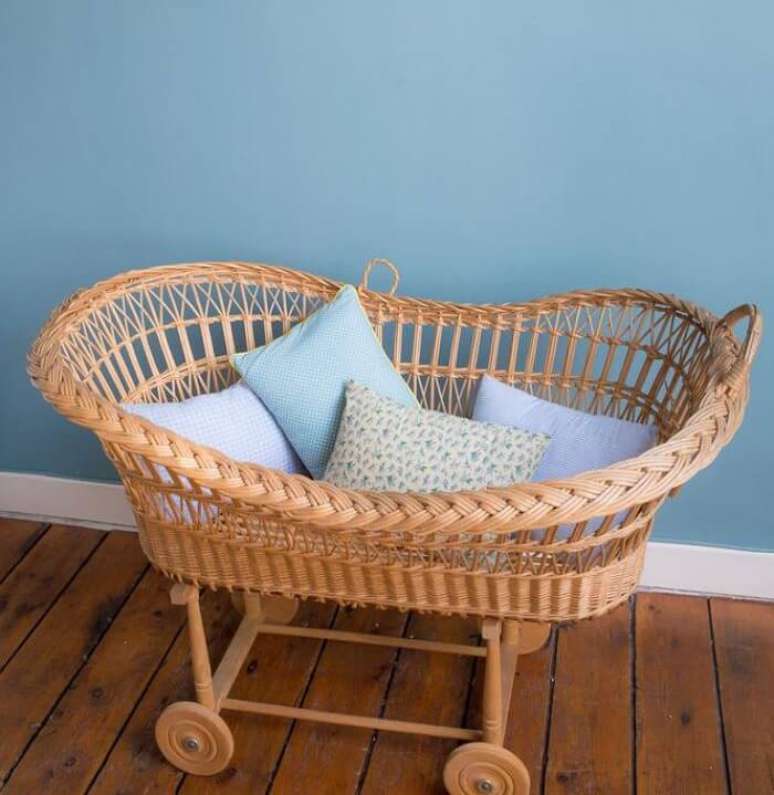 27. Ber&ccedil;o de vime com rodinhas de madeira. Fonte: Pinterest