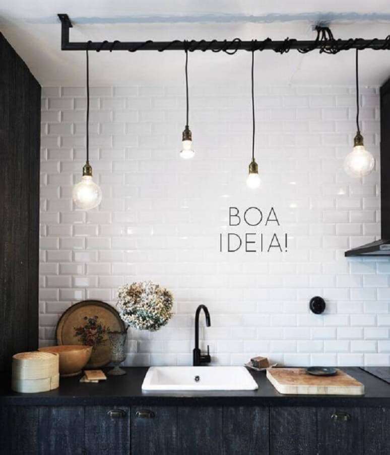 13. Decoração estilo industrial para cozinha com subway tile e pendentes minimalistas – Foto: Pinterest