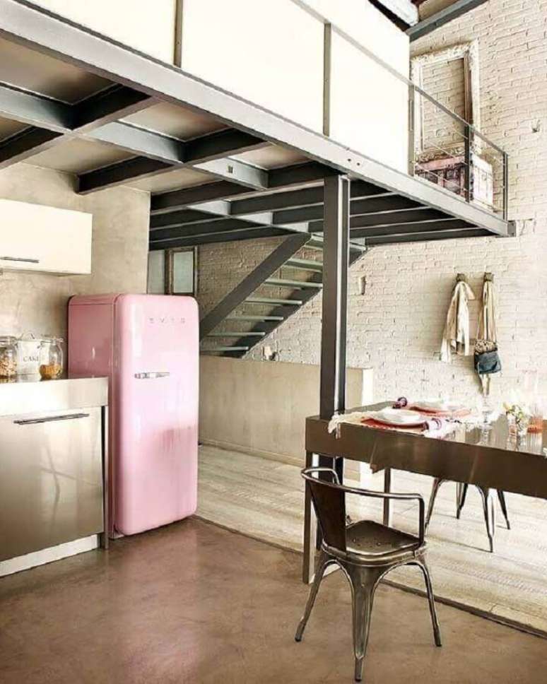 18. Geladeira rosa para decoração industrial de loft com mezanino – Foto: MLCblog